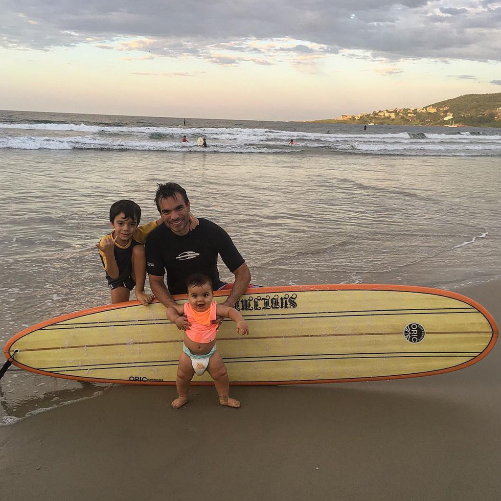 2015 - Guilherme e seus filhos na praia. Garopaba/SC - Brasil